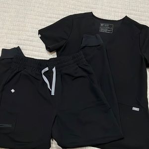 Black Figs scrub set